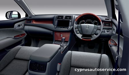 TOYOTA CROWN ROYAL SALOON NAVI PACKAGE