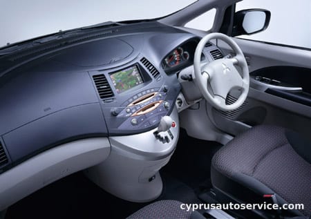 MITSUBISHI GRANDIS STANDARD