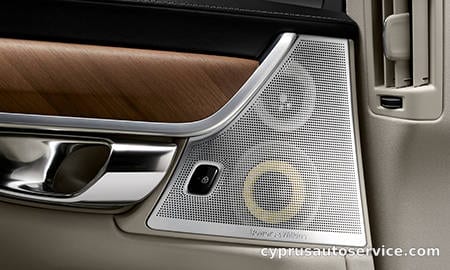 VOLVO V90 D4 MOMENTUM