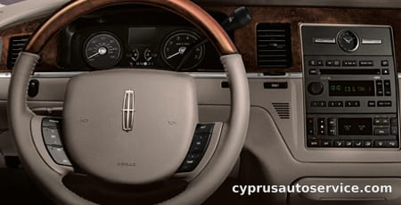 LINCOLN TOWNCAR SIGNATURE LONG