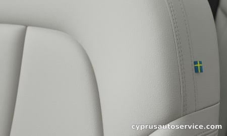 VOLVO XC40 ULTRA B4 AWD DARK EDITION SAND DUNE