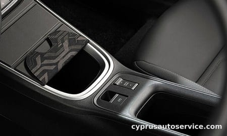 CHRYSLER JEEP JEEP AVENGER LAUNCH EDITION