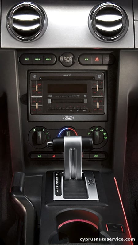 FORD MUSTANG V6 CONVERTIBLE PREMIUM