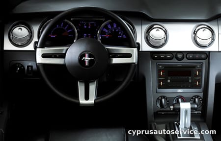 FORD MUSTANG V6 COUPE PREMIUM
