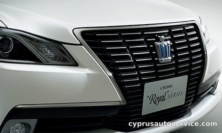 TOYOTA CROWN HYBRID ROYAL SALOON BLACK STYLE