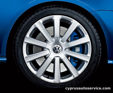 VOLKSWAGEN GOLF R32